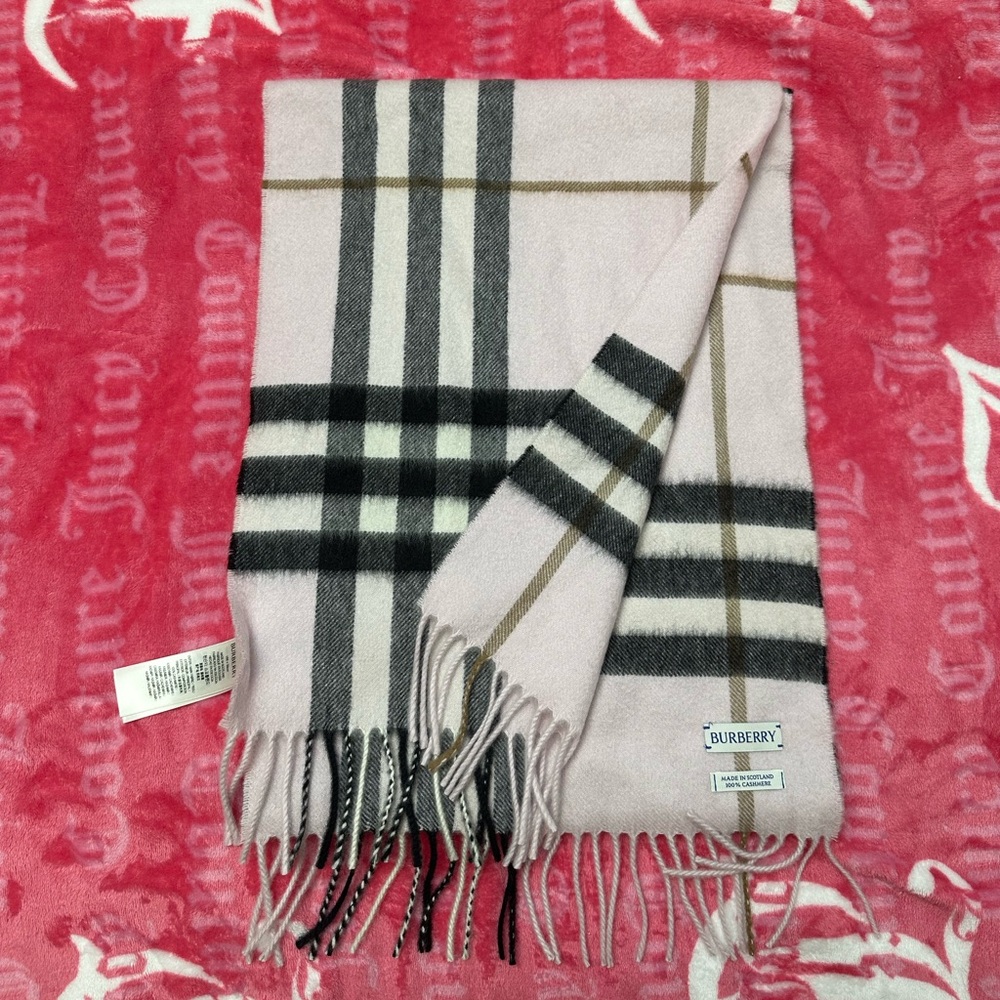 NEW WITHOUT TAG. Burberry Check Cashmere Scarf in the color “Pale Candy Pink”